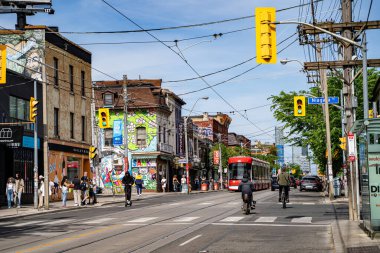 Toronto 'nun batısındaki Queen Street manzarası. Toronto, Kanada - 15 Haziran 2025