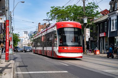 Toronto 'da Queen Caddesi' nin batısındaki tramvay. Toronto, Kanada - 15 Haziran 2025.