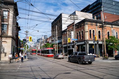 Toronto 'da Queen Caddesi' nin batısındaki tramvay. Toronto, Kanada - 15 Haziran 2025.