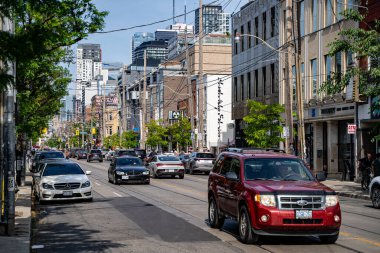 Toronto 'nun batısındaki Queen Street manzarası. Toronto, Kanada - 15 Haziran 2025