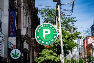 Toronto şehir merkezindeki Green P otoparkının görüntüsü. Toronto, Kanada - 15 Haziran 2025.