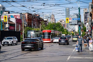 Toronto 'nun batısındaki Queen Street manzarası. Toronto, Kanada - 15 Haziran 2025