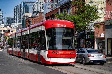 Toronto 'da Queen Caddesi' nin batısındaki tramvay. Toronto, Kanada - 15 Haziran 2025.