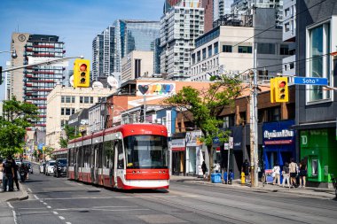 Toronto 'nun batısındaki Queen Street manzarası. Toronto, Kanada - 15 Haziran 2025