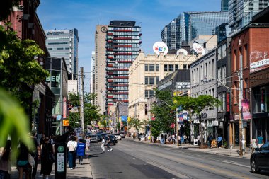 Toronto 'nun batısındaki Queen Street manzarası. Toronto, Kanada - 15 Haziran 2025