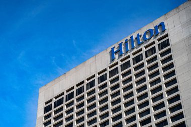 Hilton Otel 'in dış görünüşü gökyüzüne karşı. Toronto, Kanada - 15 Haziran 2025.