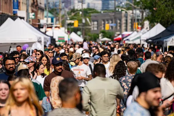 Do West Festivali 'nde kalabalık vardı. Do West Fest Toronto 'daki en büyük sokak festivallerinden biri. Toronto, Kanada - 8 Haziran 2025.