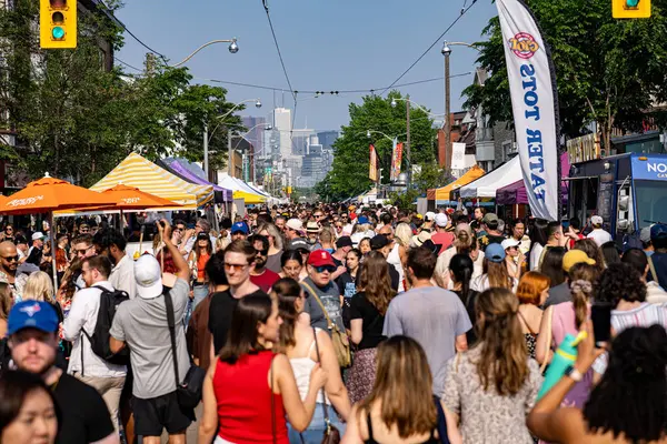 Do West Festivali 'nde kalabalık vardı. Do West Fest Toronto 'daki en büyük sokak festivallerinden biri. Toronto, Kanada - 8 Haziran 2025.