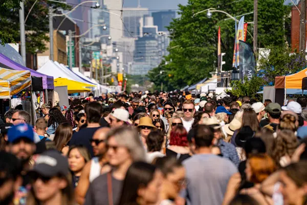 Do West Festivali 'nde kalabalık vardı. Do West Fest Toronto 'daki en büyük sokak festivallerinden biri. Toronto, Kanada - 8 Haziran 2025.