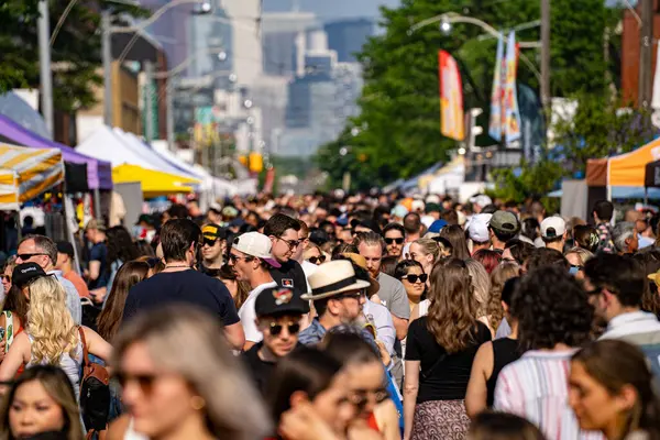Do West Festivali 'nde kalabalık vardı. Do West Fest Toronto 'daki en büyük sokak festivallerinden biri. Toronto, Kanada - 8 Haziran 2025.