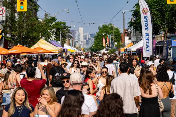 Do West Festivali 'nde kalabalık vardı. Do West Fest Toronto 'daki en büyük sokak festivallerinden biri. Toronto, Kanada - 8 Haziran 2025.
