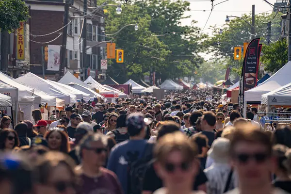 Do West Festivali 'nde kalabalık vardı. Do West Fest Toronto 'daki en büyük sokak festivallerinden biri. Toronto, Kanada - 8 Haziran 2025.