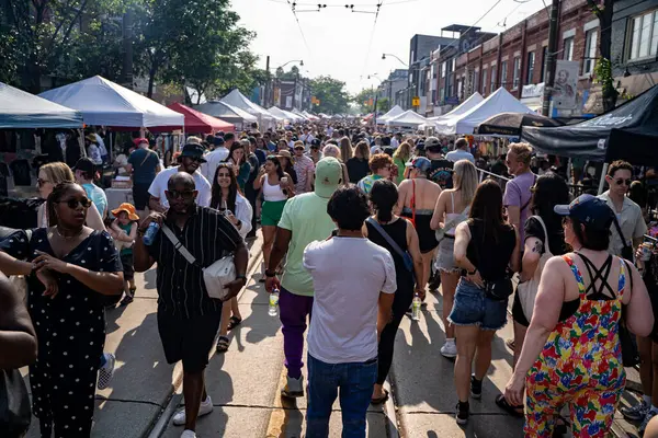 Do West Festivali 'nde kalabalık vardı. Do West Fest Toronto 'daki en büyük sokak festivallerinden biri. Toronto, Kanada - 8 Haziran 2025.
