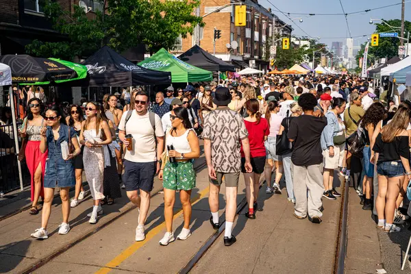 Do West Festivali 'nde kalabalık vardı. Do West Fest Toronto 'daki en büyük sokak festivallerinden biri. Toronto, Kanada - 8 Haziran 2025.