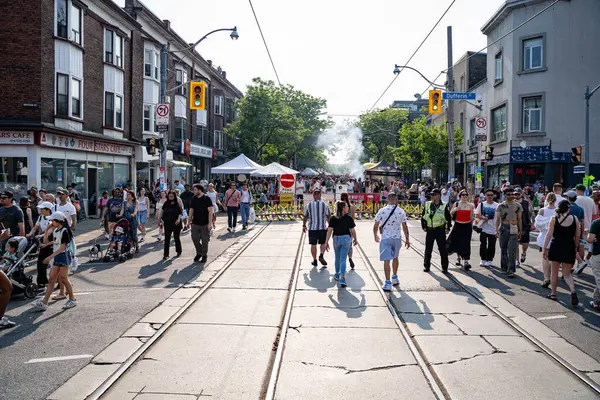 Do West Festivali 'nde kalabalık vardı. Do West Fest Toronto 'daki en büyük sokak festivallerinden biri. Toronto, Kanada - 8 Haziran 2025.