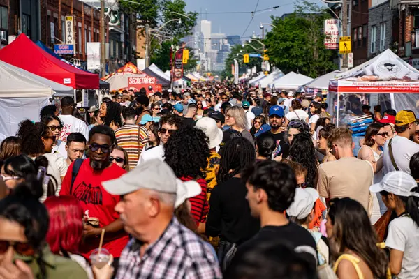 Do West Festivali 'nde kalabalık vardı. Do West Fest Toronto 'daki en büyük sokak festivallerinden biri. Toronto, Kanada - 8 Haziran 2025.