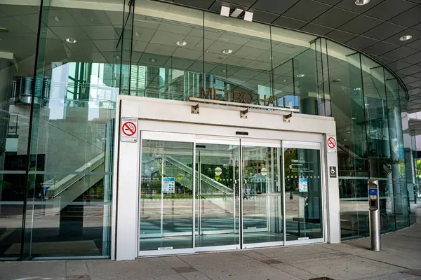 Toronto şehir merkezindeki Metro Hall binasının görüntüsü. Toronto, Kanada - 15 Haziran 2025.