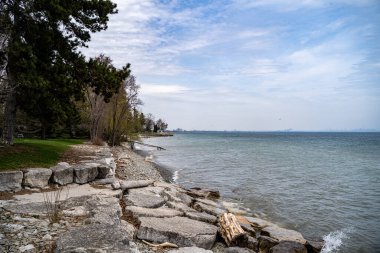Mississauga 'daki Watersedge Park sahil şeridi manzarası.