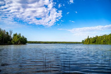 Tobermory 'deki Bruce Yarımadası Ulusal Parkı' nda Kıbrıs Gölü manzarası.