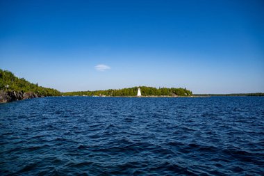 Tobermory 'deki Büyük Küvet Deniz feneri ve Huron Gölü manzarası.