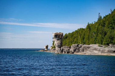 Tobermory 'deki Flowerpot Adası' ndaki saksı kaya oluşumlarının görüntüsü.