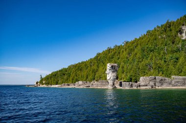 Tobermory 'deki Flowerpot Adası' ndaki saksı kaya oluşumlarının görüntüsü.