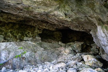 Tobermory 'deki Flowerpot Adası' ndaki mağara girişinin görüntüsü..