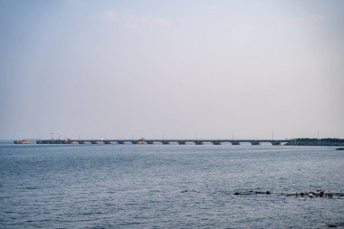 Oakville 'deki Ontario Gölü' ndeki Petro Canada rıhtımının manzarası.
