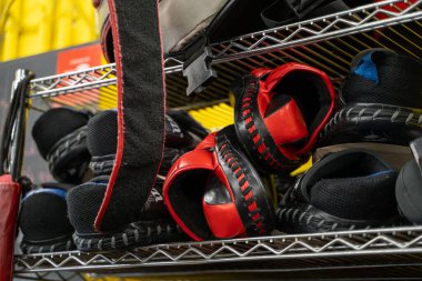 Spor salonunda boks eldivenli raf manzarası.