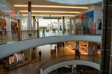 Bramalea Şehir Merkezi 'nin Brampton' daki alışveriş merkezi manzarası. Brampton, Kanada - 24 Temmuz 2025.