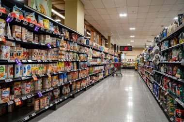 Raflarda ürünlerle dolu mağaza koridorları görünüyor. Brampton, Kanada - 24 Temmuz 2025.