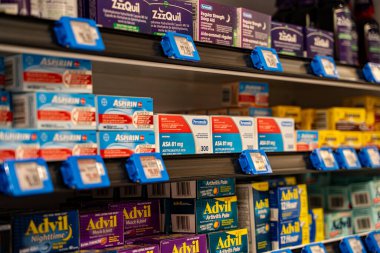 Ecza reyonunun içerisindeki rafların manzarası. Brampton, Kanada - 24 Temmuz 2025.