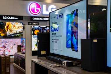 Elektronik mağazasında gösterilen LCD televizyonlarının görüntüsü. Brampton, Kanada - 24 Temmuz 2025.