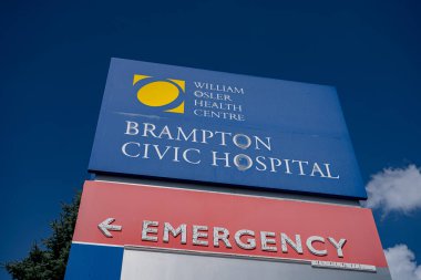 Brampton Şehir Hastanesi tabelasının manzarası. Brampton, Kanada - 24 Temmuz 2025.