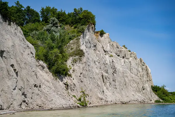 Toronto 'daki Ontario Gölü boyunca Scarborough Kayalıkları manzarası.