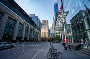 Scotiabank Arena ve CIBC Square ile Toronto 'da Bay Street' in görüntüsü. Toronto, Kanada - 20 Temmuz 2025.
