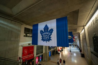 Scotiabank Arena 'da Toronto Maple Leafs bayrağı görülüyor. Toronto, Kanada - 20 Temmuz 2025.