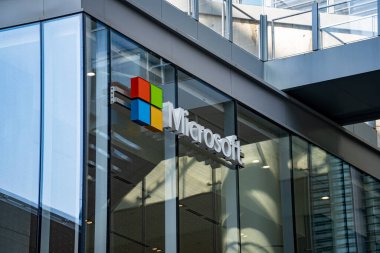 Toronto 'daki binanın dışındaki Microsoft logosunun görüntüsü. Toronto, Kanada - 21 Temmuz 2025.