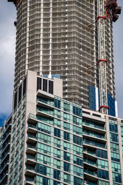 Şehir merkezindeki gökdelen inşaatı manzarası.