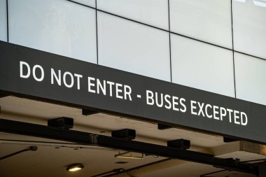 Girilmez Görünümü - Bina duvarındaki İstisna İşareti.