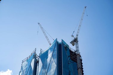 Şehir merkezindeki gökdelen inşaatı manzarası.