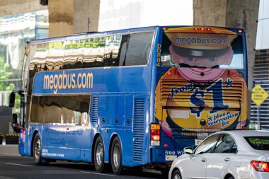 Şehir yolundaki trafikte Megabus 'un koçunun görüntüsü. Toronto, Kanada - 21 Temmuz 2025.