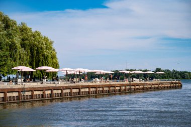 Toronto 'daki Sugar Beach' te dinlenen insanların görüntüsü. Toronto, Kanada - 21 Temmuz 2025.