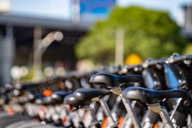 Yanaşma istasyonuna park edilmiş kiralık bisikletlerin görüntüsü.