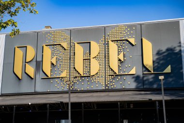 Rebel ve Cabana Pool Bar 'ın dış görünüşü. Toronto, Kanada - 21 Temmuz 2025.