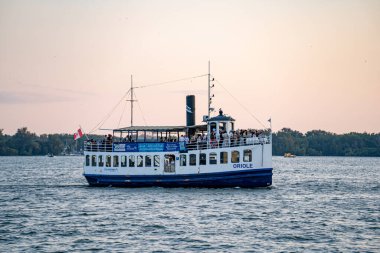 Toronto 'da denizde City Cruises gemisinin görüntüsü. Toronto, Kanada - 21 Temmuz 2025.