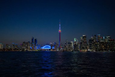 Toronto şehir merkezinin gece manzarası. Ufuk çizgisi aydınlanmış. Toronto, Kanada - 21 Temmuz 2025.