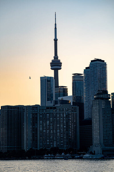 Вид на центр Торонто на закате. Торонто, Канада - 21 июля 2025 года.