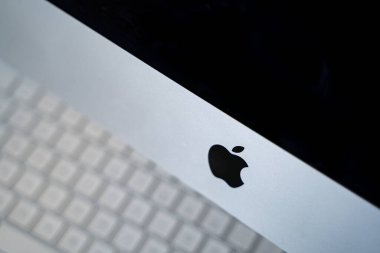 iMac bilgisayar ekranında Apple logosunun görüntüsü. Toronto, Kanada - 26 Temmuz 2025.