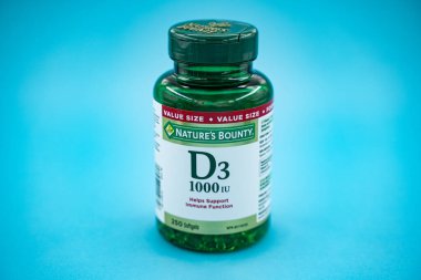 Doğa 'nın Ödül Vitamini D3 takviye şişesi mavi arka planda. Toronto, Kanada - 31 Temmuz 2025.